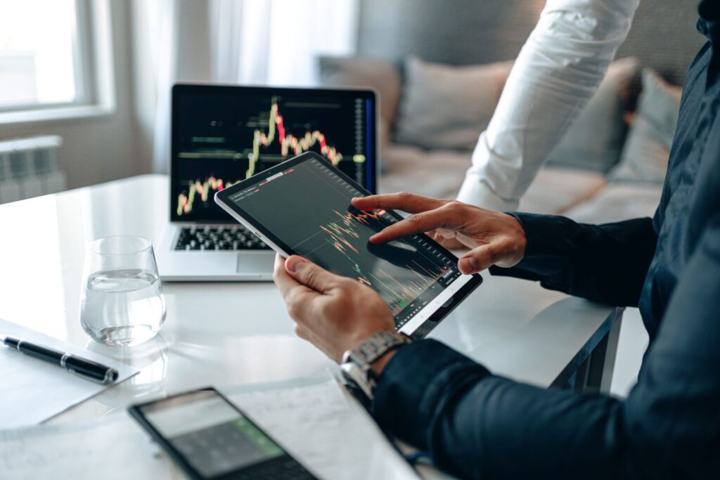 Image of a computer screen displaying an online trading platform, with charts and graphs showing stock prices and trading volumes. The platform is open and several tools and indicators are visible.